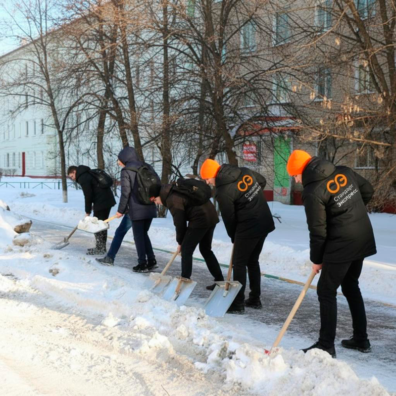 Уборка снега с крыш и территорий в Зверево